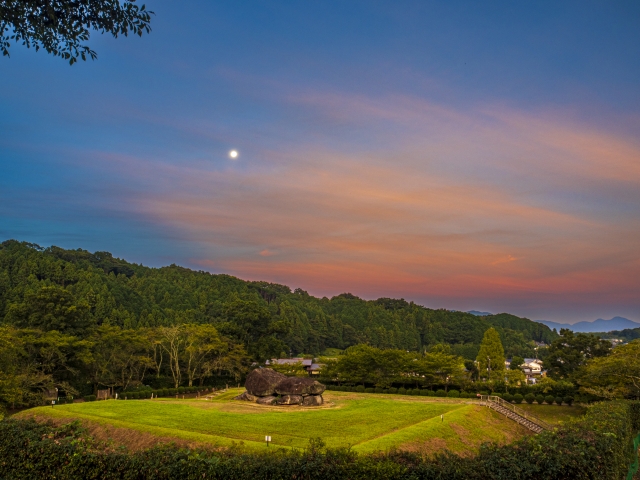 朝焼けの中の石舞台古墳の写真